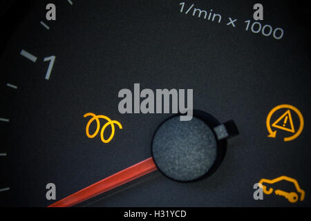 Le candele a incandescenza luce. Cruscotto di automobile in primo piano Foto Stock