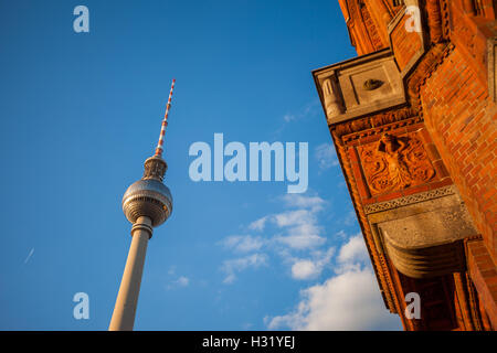 Ampio angolo di visione del Rotes Rathaus e Fernsehturm (torre della TV), Berlino Foto Stock