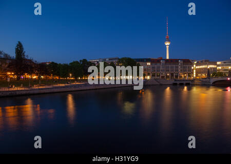 Berlino del fiume Spree e la Torre della TV (Fernsehturm) al crepuscolo Foto Stock