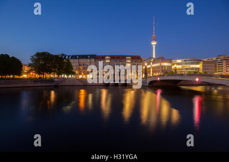 Berlino del fiume Spree e la Torre della TV (Fernsehturm) al crepuscolo Foto Stock