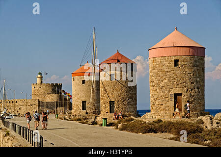 Vecchi Mulini a vento a Rodi città porto, Isola di Rodi, Dodecanneso isola Gruppo, Grecia. Foto Stock