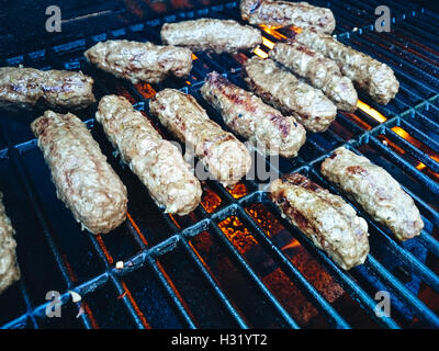 Tritare rotoli cevapcici alla griglia, vista dall'alto Foto Stock