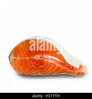 Delizioso salmone crudo fetta isolato su bianco Foto Stock