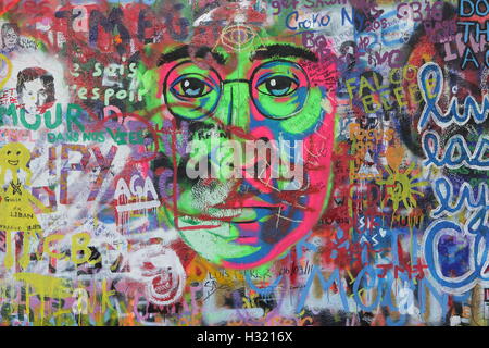 Praga, Repubblica Ceca - 04 gennaio 2016: Il Muro di Lennon sin dagli anni ottanta è riempito con John Lennon-ispirato graffiti Foto Stock