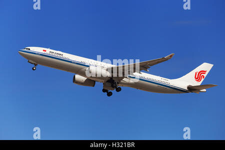 Air China Airbus A330-300 decollo dall'Aeroporto El Prat di Barcellona, Spagna. Foto Stock