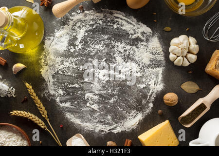 Prodotti da forno su nero texture di sfondo Foto Stock