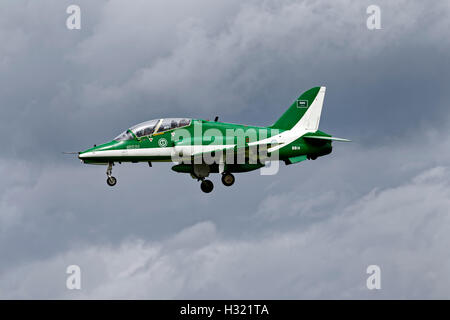 Un BAe Systems Hawk Mk65 della Royal Saudi Air Force National Display Team Saudi Hawks sul finale a terra alla RNAS Yeovilton. Foto Stock