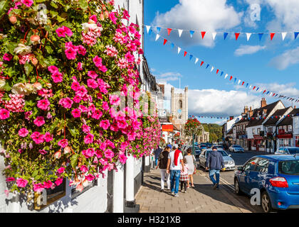 Vista lungo Hart Street verso Santa Maria la Vergine Chiesa, Henley on Thames, Oxfordshire, Regno Unito in una giornata di sole Foto Stock