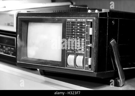 Tv portatile vecchio retro vintage sfondo bianco e nero Foto Stock