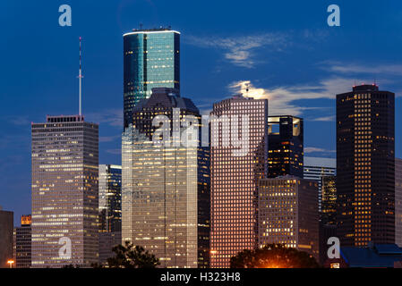 Aumento della Super Luna dietro il centro cittadino di Houston Skyline - Houston Texas Foto Stock