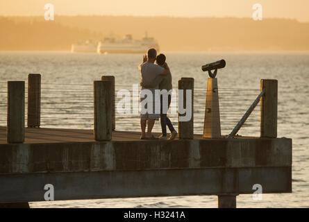 Tramonto su selfie Alki Point, Seattle. Traghetti e Puget Sound dietro. Foto Stock