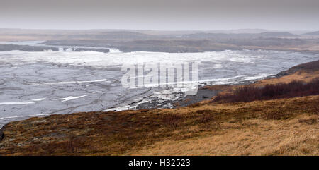 Lago ghiacciato con cubetti di ghiaccio grandi nell'isola di Islanda in primavera tempo Foto Stock