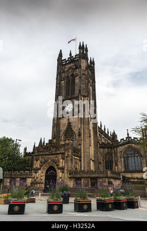 Vista esterna del famoso edificio medievale della cattedrale della città di Manchester nel Regno Unito. Foto Stock