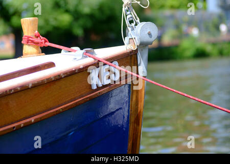 Riverboat Kes sul fiume Avon al di fuori della Royal Shakespeare Company Foto Stock