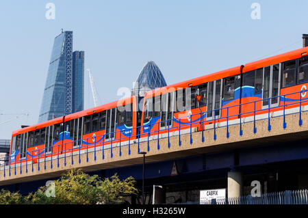 Docklands Light Railway treno a Shadwell DLR station a Londra England Regno Unito Regno Unito Foto Stock