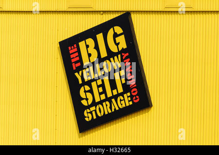 Grande giallo Self Storage segno, Londra Inghilterra Regno Unito Regno Unito Foto Stock