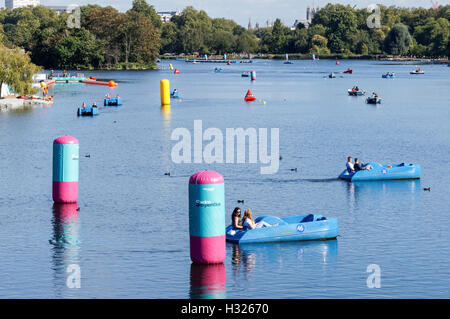 Barche sul lago a serpentina in Hyde Park, Londra England Regno Unito Regno Unito Foto Stock