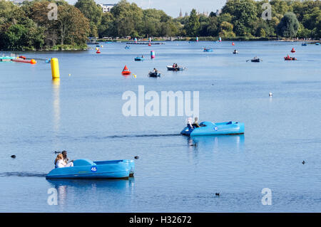 Barche sul lago a serpentina in Hyde Park, Londra England Regno Unito Regno Unito Foto Stock