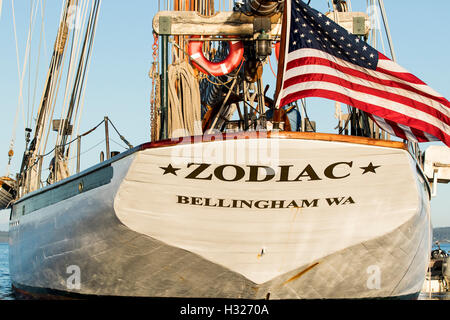 Bandiera americana sulla barca a vela poppa dell' imbarcazione in legno schooner Zodiac in Port Townsend bay durante la barca di legno Festival. Foto Stock