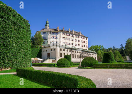 Il castello di Ambras e il giardino verde in Innsbruck ,capitale del Tirolo, Austria Foto Stock