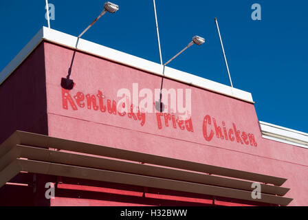 Un centro commerciale chiuso KFC Kentucky Fried Chicken a Toronto. L'azienda deve essere rilocata e il suo prezioso lotto del centro venduto e ridestinato per gli alloggi. Foto Stock