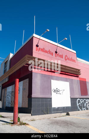 Un centro commerciale chiuso KFC Kentucky Fried Chicken a Toronto. L'azienda deve essere rilocata e il suo prezioso lotto del centro venduto e ridestinato per gli alloggi. Foto Stock