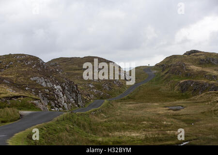 Due persone alla fine della strada Slieve League, County Donegal, Irlanda. Foto Stock