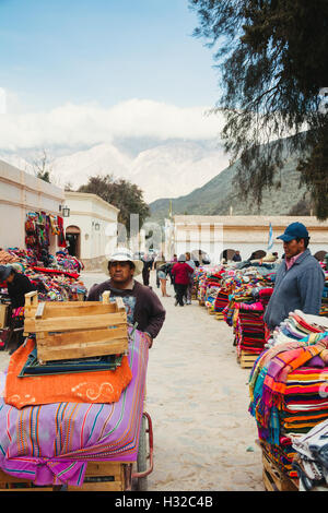 Gli uomini nella strada del mercato di Purmamarca, cittadina in provincia di Jujuy, Argentina. Foto Stock