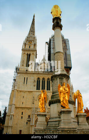 La cattedrale di Zagabria su Kaptol è un romano istituzione cattolica e non solo il più alto edificio in Croazia Foto Stock