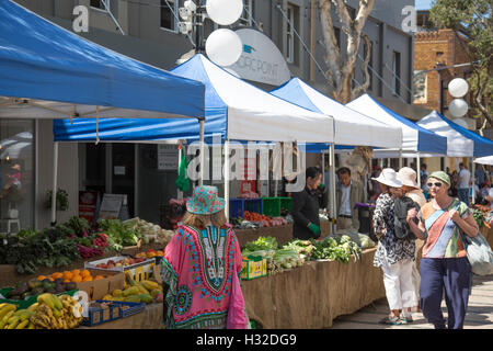 Prodotti freschi e le bancarelle del mercato di Manly Beach,Sydney per la vendita di frutta e verdura Foto Stock