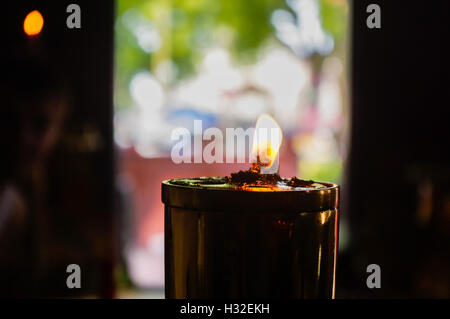 La masterizzazione di lampade a olio al tempio religioso in Thailandia Foto Stock