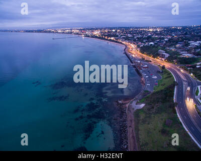 Vista aerea del Franksotn foreshore vicino Olivers collina al tramonto. Penisola di Mornington, Victoria, Australia Foto Stock