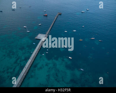 Vista aerea di Flinders pier con ormeggiate le barche dei pescatori al tramonto, Penisola di Mornington, Melbourne, Victoria, Australia Foto Stock