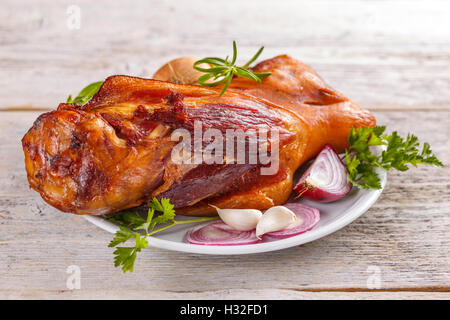 Carne di maiale affumicato trotter con erbe e spezie Foto Stock