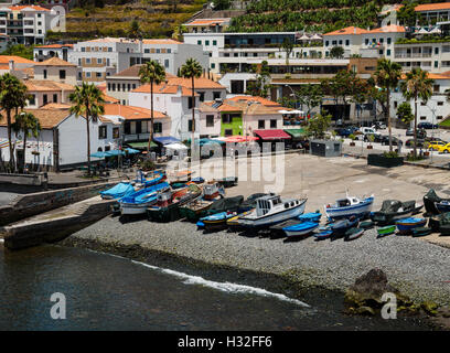 Barche colorate giacciono sulla spiaggia di Camara de Lobos sull'isola portoghese di Madeira Foto Stock