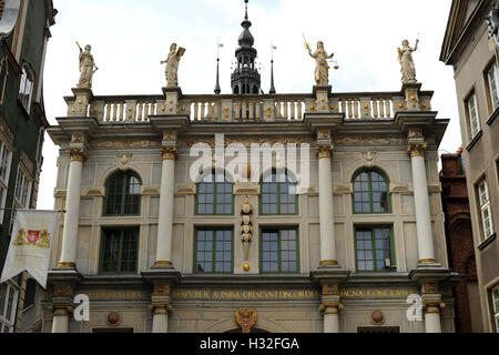 La Polonia. Gdansk. Golden Gate. Costruito a 1612-14 da Abraham van den Blocke, Duthc manierismo. Facciata. Foto Stock