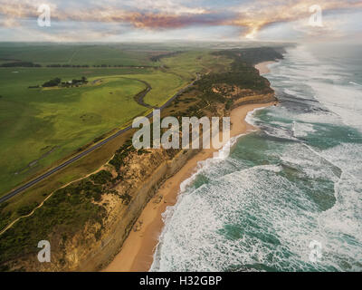 Vista aerea della frastagliata linea costiera lungo la Great Ocean Road, Victoria, Australia Foto Stock