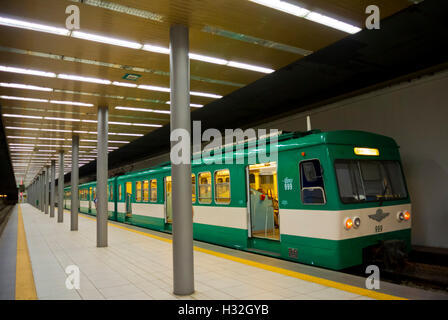 Hev passeggeri locale stazione ferroviaria, Batthyany ter, Buda, Budapest, Ungheria, Europa Foto Stock