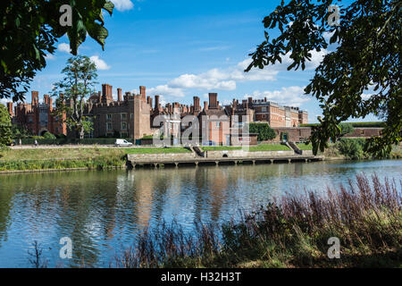 Lo storico Tudor Hampton Court Palace, Surrey, Inghilterra, Regno Unito Foto Stock