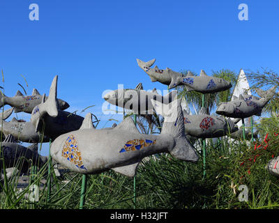 Mugil curema, una scuola di pesce scultura in calcestruzzo Foto Stock