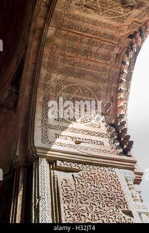 Dettaglio della pietra che intaglia, Ala'ho Darvaza, Quwwat al-Islam moschea, Delhi India Foto Stock