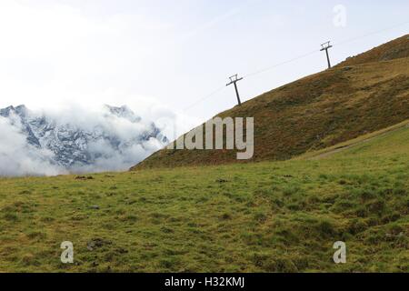 Le alpi Otztal in Tirolo, Austria. Vista del Pitztal montagne e di un impianto di risalita. Foto Stock