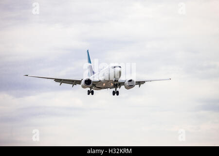 Un WestJet Boeing 737 sull approccio finale di atterrare all'Aeroporto Internazionale Pearson di Toronto. Contrassegnare Spowart/WideOpenStudios. Foto Stock