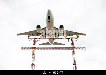 Un WestJet Boeing 737 sull approccio finale di atterrare all'Aeroporto Internazionale Pearson di Toronto. Contrassegnare Spowart/WideOpenStudios. Foto Stock