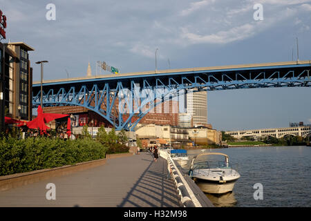 La passeggiata lungo il fiume Cuyahoga negli appartamenti, Cleveland, Ohio Foto Stock