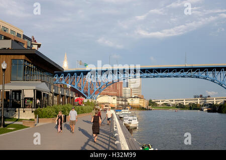 La passeggiata lungo il fiume Cuyahoga in appartamenti in Cleveland Ohio Foto Stock