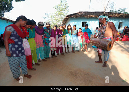 Puja Jitiya danza, BHUMIA tribù, Karma village, Bagicha tahsil, Chattisgarh - India Foto Stock