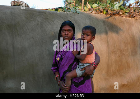 La madre e il bambino, KHARIA tribù, Khadiyapara village, Chattisgarh, India Foto Stock