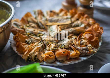 Tradizionali bulgare in casa torta salata con formaggio e spinaci Foto Stock