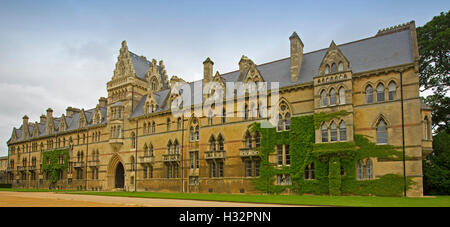 Vista panoramica del magnifico centro storico stile gotico veneziano Prato Costruzione presso la Chiesa di Cristo in Oxford, Inghilterra contro il cielo blu Foto Stock